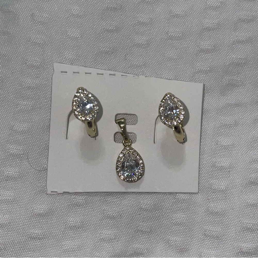 XuPing Elegant Gold Teardrop Earrings and pendant set